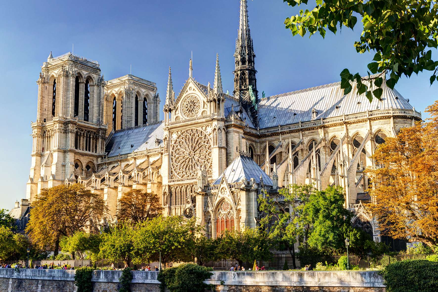 Nhà thờ Đức Bà Paris (Notre-Dame de Paris), với những cửa sổ kính màu rực rỡ và hệ thống trụ bay ấn tượng (Nguồn: Internet)