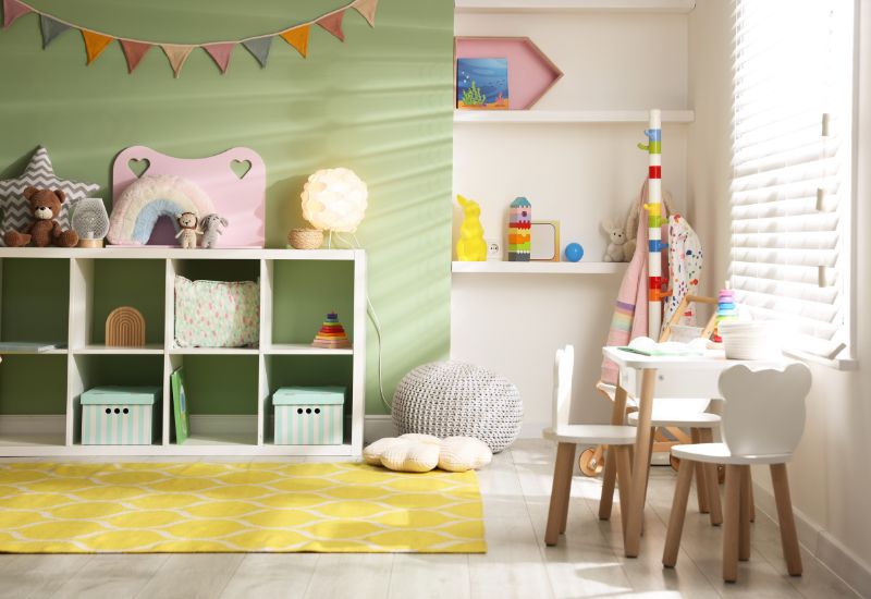 Contemporary thường kết hợp nhiều loại vật liệu khác nhau để tạo chiều sâu cho không gian