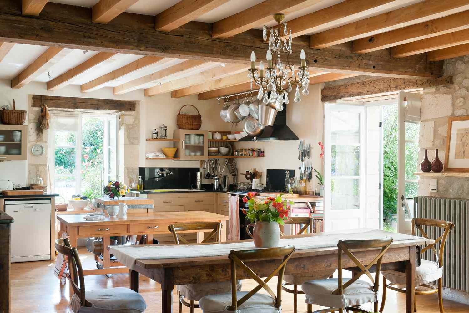 Vẻ đẹp tinh tế nhưng gần gũi là đặc trưng của phong cách French Country (Nguồn: Internet)