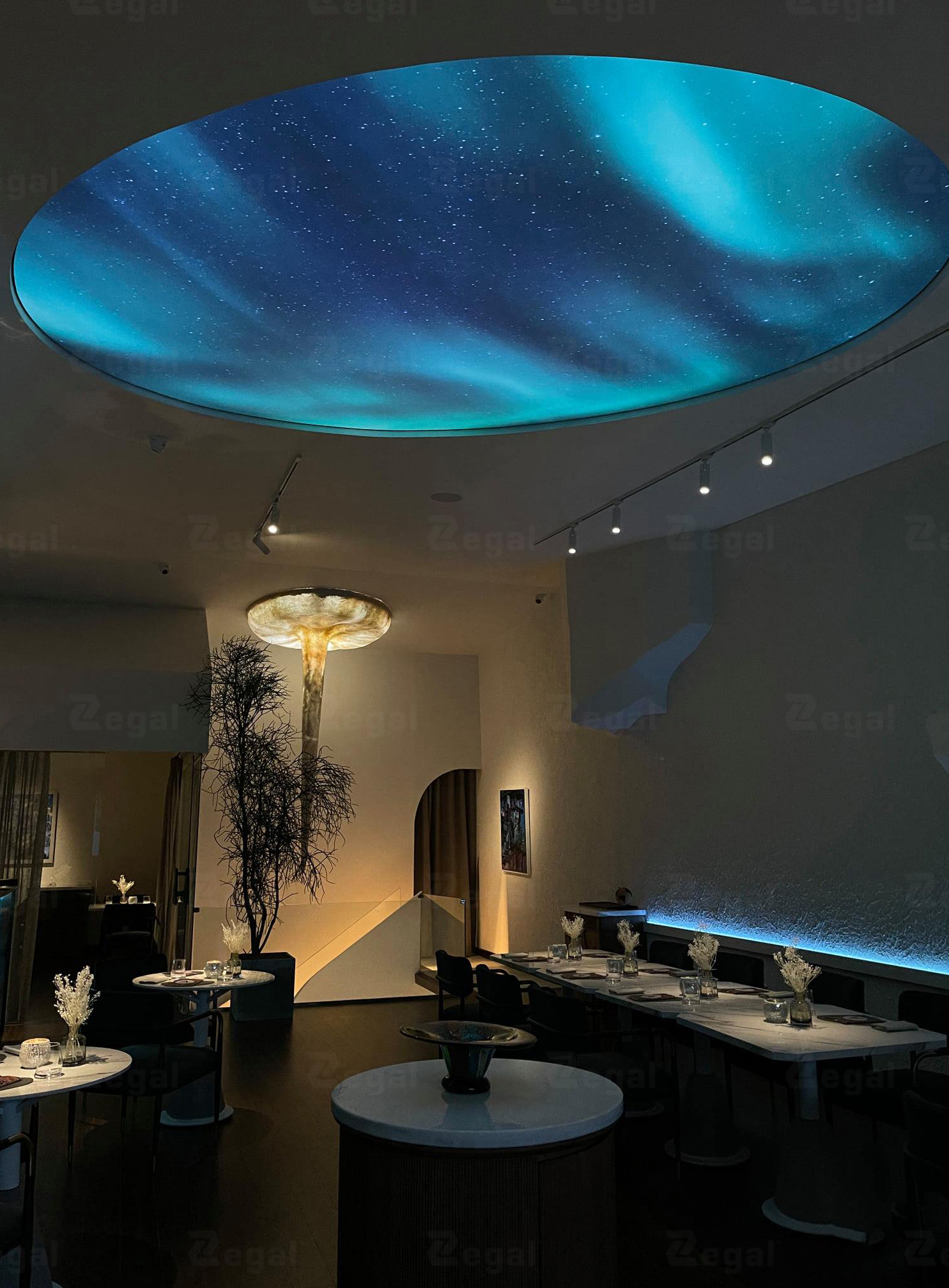 Trần in họa tiết nghệ thuật được thiết kế theo dạng hình tròn với hiệu ứng Galaxy, khác biệt và độc nhất